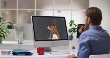 Beyaz erkek öğrenci, bayan öğretmenle video görüşmesinde bilgisayar kullanıyor. Çevrimiçi eğitim karantina süresince evde tek başına kalıyor..