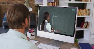 Beyaz erkek öğrenci, bayan öğretmenle video görüşmesinde bilgisayar kullanıyor. Çevrimiçi eğitim karantina süresince evde tek başına kalıyor..