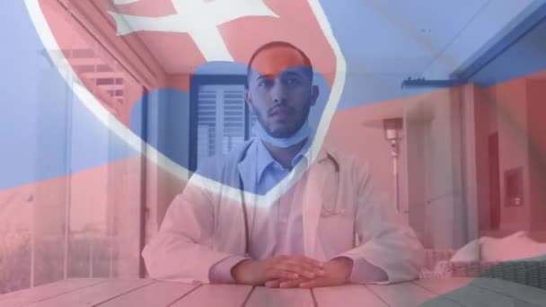 Animasi Bendera Slowakia Dengan Dokter Pria Bertopeng Meja Memberikan Konsultasi — Stok Video