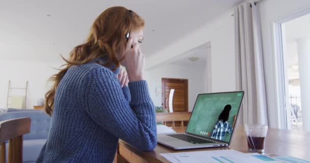 Kaukasische Schülerin Mit Laptop Und Kopfhörer Bei Videogesprächen Mit Lehrerin — Stockvideo