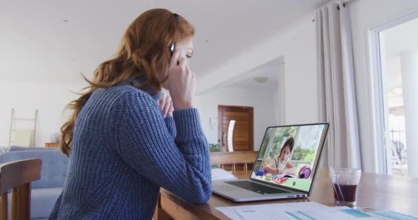 Blanke Lerares Die Laptop Headset Gebruikt Videogesprek Met Schoolmeisje Online — Stockvideo