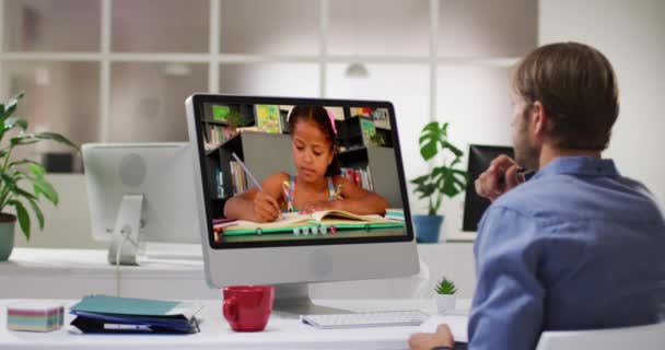 Учитель Европеец Использует Компьютер Видеозвонка Школьницей Онлайн Обучение Пребывание Дома — стоковое видео