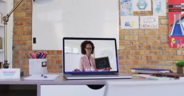 Mieszany Nauczyciel Rasy Żeńskiej Wyświetlany Ekranie Laptopa Podczas Rozmowy Wideo — Wideo stockowe