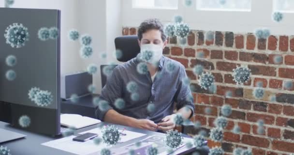 Yüz Maskesi Takmış Bir Adamın Üzerinde Süzülen Hücrenin Animasyonu Ofiste — Stok video