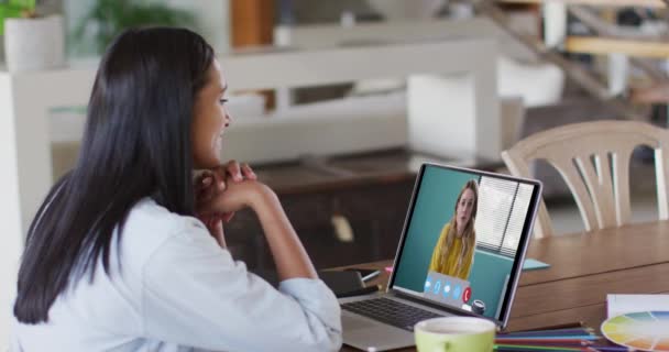 家庭で働く女性同僚とのビデオ通話でラップトップを使用して白人女性 隔離されたまま家にいると — ストック動画