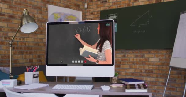 Enseignante Caucasienne Affichée Sur Écran Ordinateur Pendant Appel Vidéo Éducation — Video