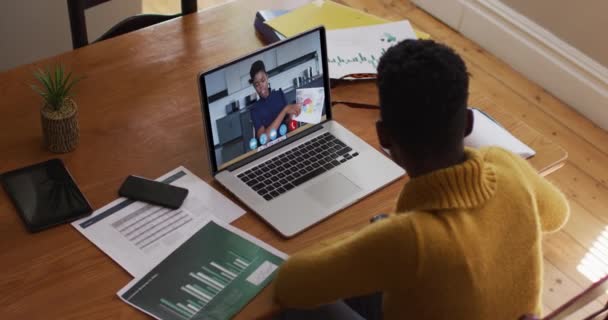 Африканська Американка Використовує Ноутбук Відеохостингу Колегою Роботі Дому Перебуваючи Вдома — стокове відео