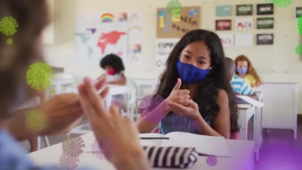 Animatie Van Drijvende Covid Cellen Schoolkinderen Klas Met Gezichtsmaskers — Stockvideo