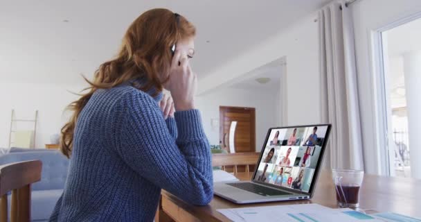 Donna Caucasica Che Utilizza Laptop Auricolare Del Telefono Videochiamata Con — Video Stock