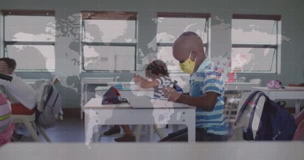 教室で顔のマスクを身に着けているほとんどの地域赤と小学生と世界地図のアニメーション コロナウイルスの流行の間の医療と保護をCovid デジタル生成されたビデオ — ストック動画