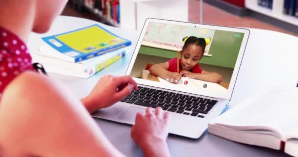 Kaukázusi Tanárnő Aki Laptopot Használ Videóhívásra Iskolás Lánnyal Online Oktatás — Stock videók