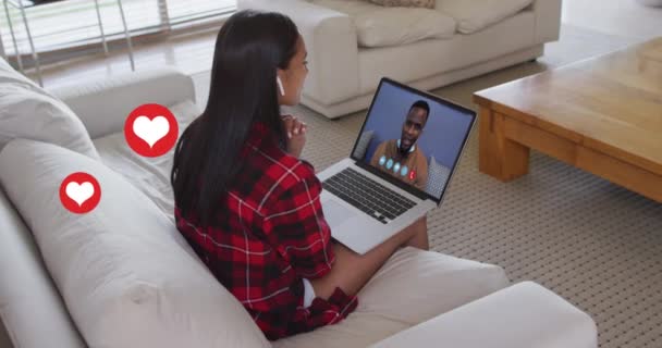 Animazione Icone Del Cuore Dei Social Media Donna Che Utilizza — Video Stock