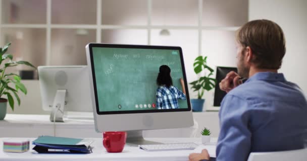 Estudiante Caucásica Usando Computadora Videollamada Con Maestra Educación Línea Permaneciendo — Vídeo de stock