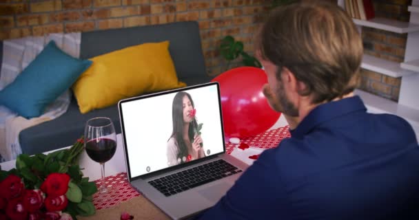 Casal Caucasiano Homem Chamada Vídeo Data Dos Namorados Acenando Para — Vídeo de Stock