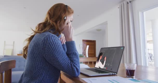 白种人女学生使用笔记本电脑和电话耳机与女教师进行视频通话 在隔离隔离期间 在线教育在家中自我隔离 — 图库视频影像