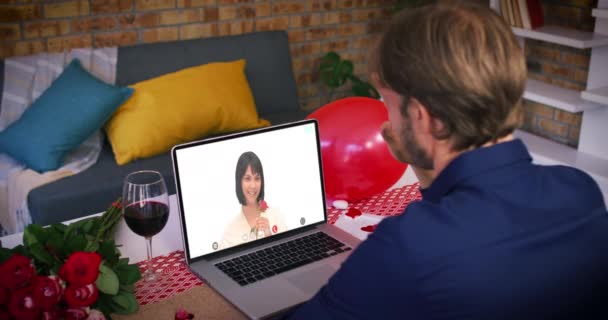 Caucásico Pareja Haciendo San Valentín Fecha Videollamada Hombre Mostrando Anillo — Vídeo de stock