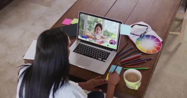 Blanke Lerares Die Laptop Gebruikt Videogesprek Met Schoolmeisje Notities Maakt — Stockvideo