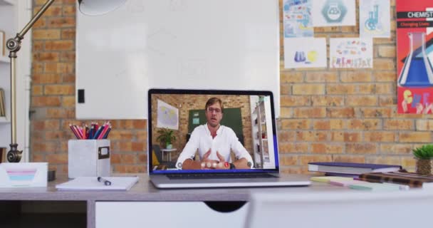ビデオ通話中にノートパソコン画面に白人男性教師が表示されます 隔離中に自宅に隔離されているオンライン教育 — ストック動画