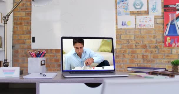 Beyaz Erkek Öğrenci Video Görüşmesi Sırasında Dizüstü Bilgisayarında Görüntülendi Çevrimiçi — Stok video