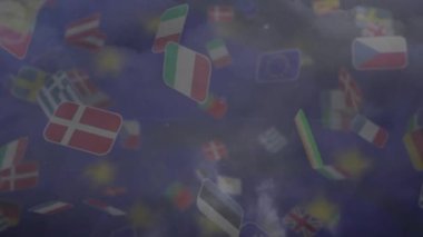 Gök gürültülü fırtına ve yağmur birden fazla Avrupa ülkesinin bayrağını dalgalandırıyor. Avrupa Birliği konseptinde ekonomik kriz ve durgunluk