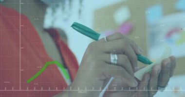 Ofisteki bir kadının bir çıkartmaya yazı yazdığı istatistikleri gösteren dijital arayüz animasyonu. Coronavirus covid 19 salgını sırasında sağlık ve korunma, dijital olarak üretilen video