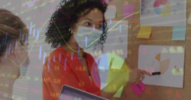 Ofisteki meslektaşlarının yüz maskesi taktığı istatistikleri gösteren dijital arayüz animasyonu. Coronavirus covid 19 salgını sırasında sağlık ve koruma dijital olarak üretilen video