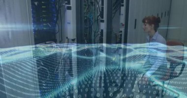 Sunucu odasında çalışan beyaz bir kadının üzerindeki sayılardan oluşan arazi animasyonu. dijital arayüz küresel bağlantılar konsepti dijital olarak oluşturulmuş video.