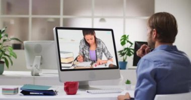 Beyaz erkek öğretmen, kız öğrenciyle video görüşmesinde bilgisayar kullanıyor. Çevrimiçi eğitim karantina süresince evde tek başına kalıyor..