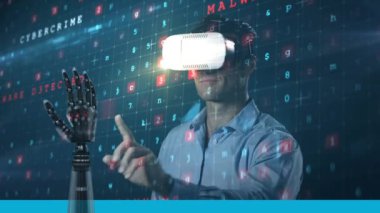 VR kulaklık takan adam ve robotun kolundaki veri işleme, siber saldırı uyarı metni. Dijital arayüz küresel bağlantı ve dijital olarak oluşturulan iletişim konsepti.