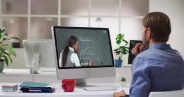 Beyaz erkek öğrenci, bayan öğretmenle video görüşmesinde bilgisayar kullanıyor. Çevrimiçi eğitim karantina süresince evde tek başına kalıyor..