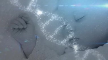 Uyuyan bebeğin üzerinde dönen 3 boyutlu DNA iplikçiklerinin animasyonu. Küresel tıp, bilim ve genetik dijital olarak üretilen video.