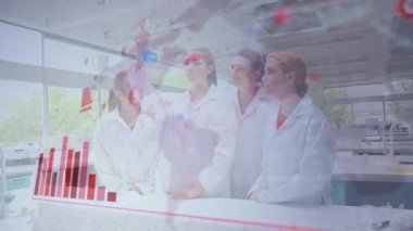 Dönen dünya ve laboratuvarda tartışan bilim adamlarıyla dijital arayüzün animasyonu. Coronavirus covid 19 salgını sırasında sağlık ve koruma dijital olarak üretilen video.