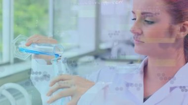 Bilgi veren dijital arayüz animasyonu ve laboratuarda test yapan kadın bilim adamı. Coronavirus covid 19 salgını sırasında sağlık, tıbbi araştırma ve koruma dijital olarak üretilen video.