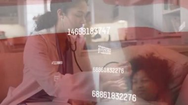 Danimarka bayrağının istatistiklerle canlandırılması ve çocuk hastalarını kontrol eden kadın doktor. Coronavirus covid 19 salgını sırasında sağlık ve koruma dijital olarak üretilen video.