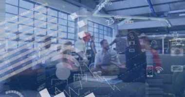 Ofiste çalışan iş adamlarına karşı finansal veri işlemenin dijital bileşimi. küresel finans ve iş konsepti