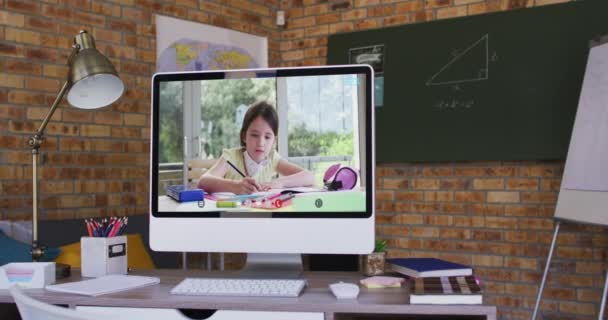 Kaukasisch Schoolmeisje Leren Weergegeven Computerscherm Tijdens Videogesprek Online Onderwijs Thuis — Stockvideo