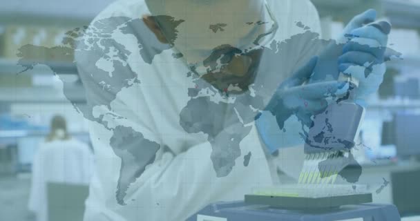 用科学家的手和实验室的设备进行世界地图的动画制作 Coronavirus Covid 19大流行病期间的医疗护理 医学研究和保护 数码录像 — 图库视频影像