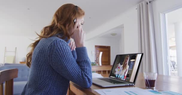 Mulher Caucasiana Usando Laptop Fone Ouvido Videochamada Com Colega Ficar — Vídeo de Stock