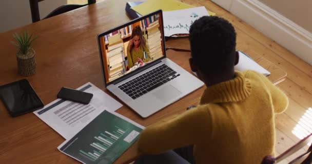 非洲裔美国女教师使用笔记本电脑与女学生进行视频通话 在隔离隔离期间 在线教育在家中自我隔离 — 图库视频影像