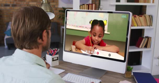 Maestra Caucásica Usando Computadora Videollamada Con Colegiala Educación Línea Permaneciendo — Vídeo de stock