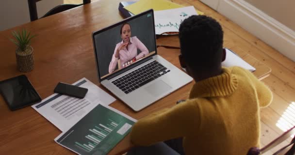 Африканская Студентка Американка Использует Ноутбук Видеозвонка Учительницей Женщиной Онлайн Обучение — стоковое видео