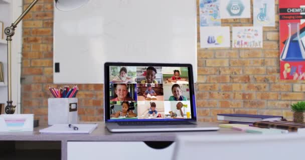 Groep Van Schoolkinderen Leren Weergegeven Laptop Scherm Tijdens Videogesprek Online — Stockvideo