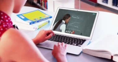 Beyaz kız öğrenci bayan öğretmenle video görüşmesinde dizüstü bilgisayar kullanıyor. Çevrimiçi eğitim karantina süresince evde tek başına kalıyor..