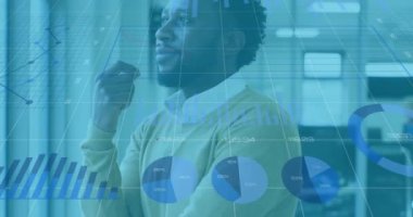 Ofisteki pencereden bakan adamla istatistikleri gösteren dijital arayüz animasyonu. Dijital arayüz ve küresel iş, dijital olarak oluşturulan video