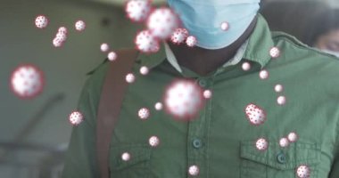 Vücut sıcaklığını ölçtüren yüz maskesi takan adamla birlikte yüzen Coperid 19 hücrelerinin animasyonu. Coronavirus covid 19 salgını sırasında sağlık ve korunma, dijital olarak üretilen video