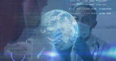 İstatistik ve küreyi gösteren dijital arayüz animasyonu. Yüz maskesi takan iş arkadaşlarıyla birlikte. Coronavirus covid 19 salgını sırasında sağlık ve korunma, dijital olarak üretilen video