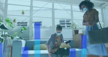 Ofisteki meslektaşlarının yüz maskesi taktığı istatistikleri gösteren dijital arayüz animasyonu. Coronavirus covid 19 salgını sırasında sağlık ve koruma dijital olarak üretilen video