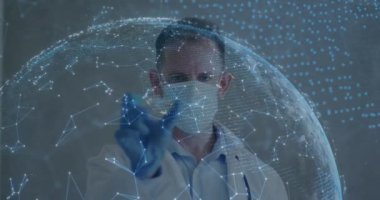 Yüz maskesi takan covid-19 aşısı taşıyan bilim adamlarıyla bağlantı ağı ve dünyanın animasyonu. Coronavirus covid 19 salgını sırasında sağlık ve korunma, dijital olarak üretilen video