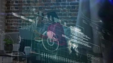 Ofiste tartışan çeşitli erkek ve kadın ofis arkadaşlarıyla dijital arayüz. bilgisayar arayüzü ve iş konsepti