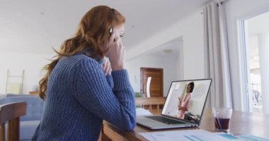 Kadın öğretmenle video görüşmesinde bilgisayar ve kulaklık kullanan beyaz bir kız öğrenci. Çevrimiçi eğitim karantina süresince evde tek başına kalıyor..